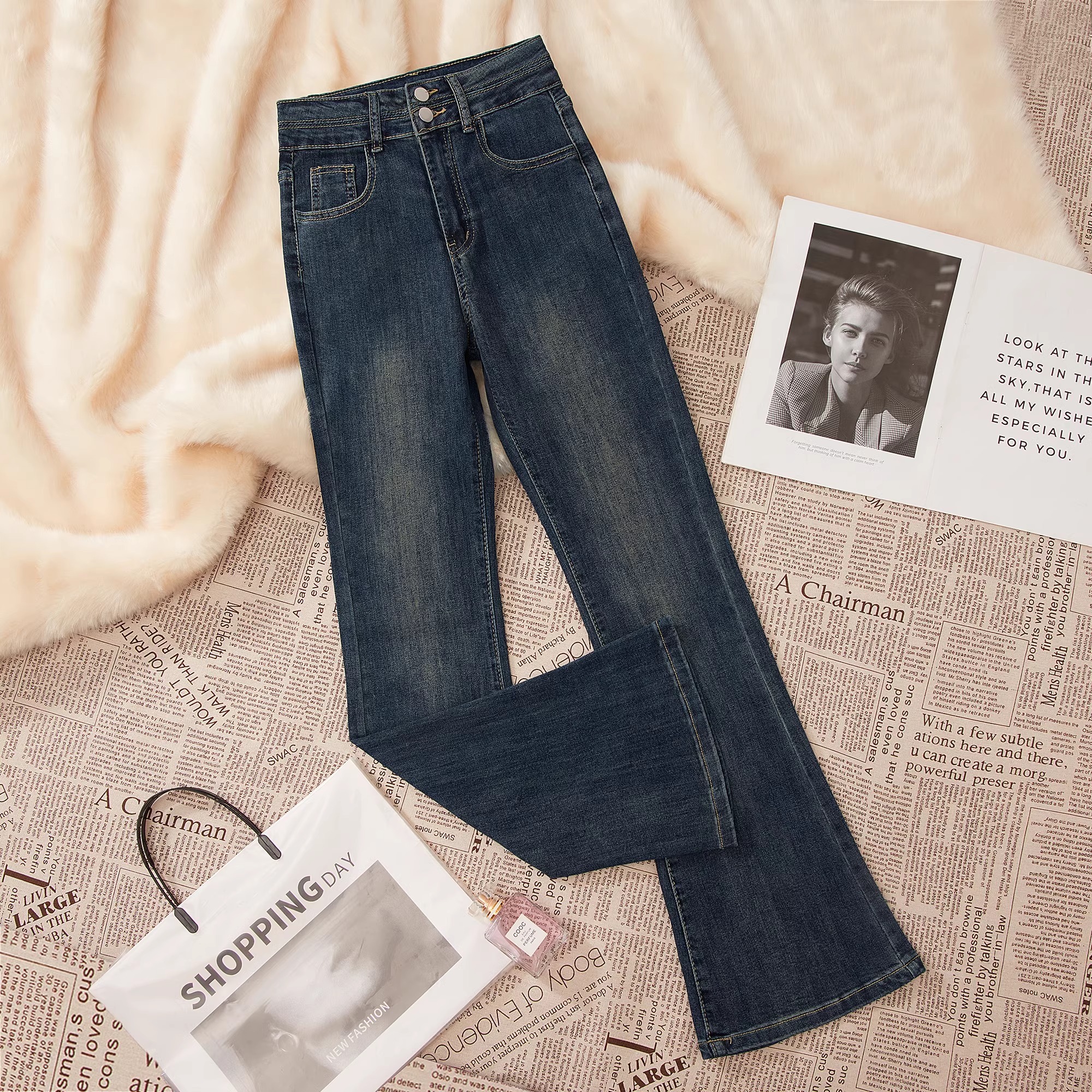 早春复古水泥色微喇牛仔裤女高腰显瘦显高修身不贴腿马蹄喇叭裤子