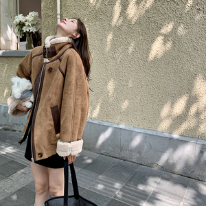 复古麂皮绒皮毛一体女秋冬2025新款美拉德加厚机车服羊羔毛外套潮图片