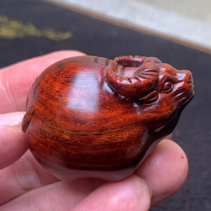 唐牛手把件紫檀盘玩文玩创意木雕手把玩工艺品小叶紫檀红木生肖牛