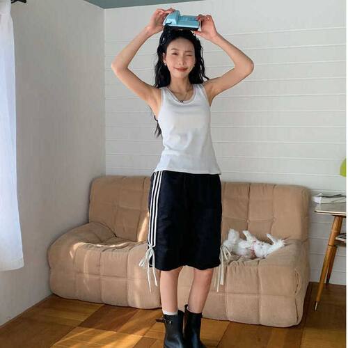 清晨薄雾。网纱拼边背心女