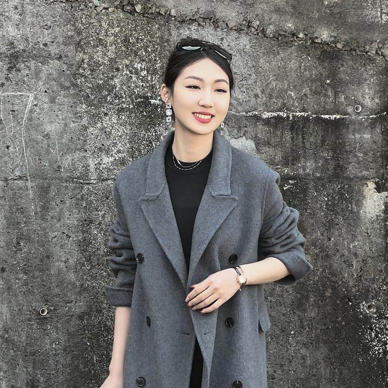 灰色宽松轻奢女高级感正肩显瘦羊绒外套中长款2024年秋冬季新款