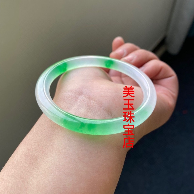 翡翠色独龙玉糯种白底飘绿细圆条手镯叮当镯美人条仿学生党玉女
