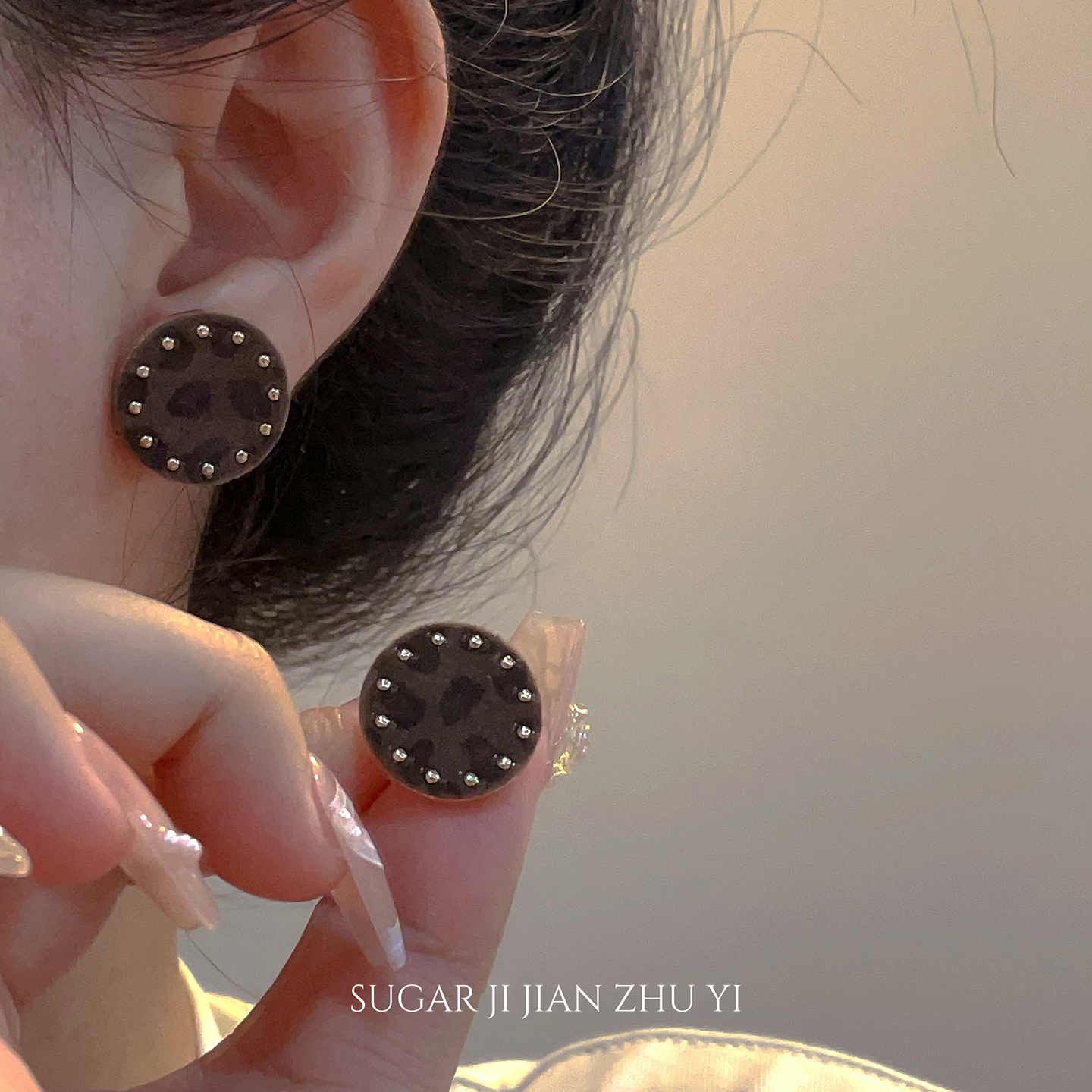 复古圆形豹纹皮革耳钉秋冬美拉德风高级感时尚气质耳环女2025新款