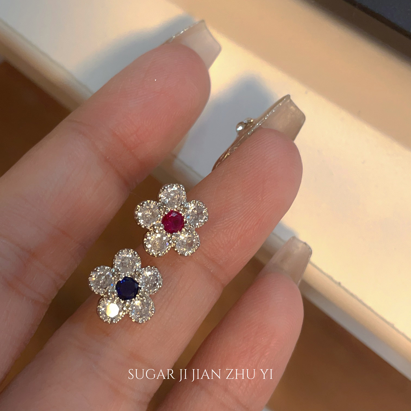SUGAR满钻爆闪小花花耳钉