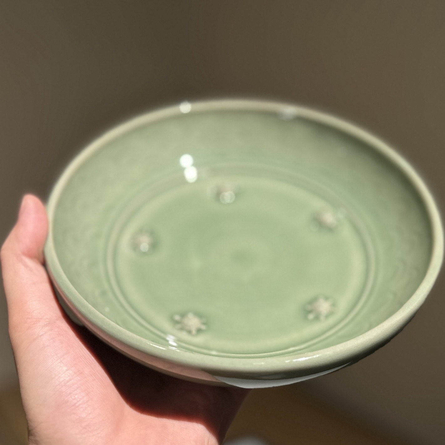 80年代仿宋柴烧龙泉青瓷圆盘 梅子青刻海水波浪五龟纹款茶道壶承