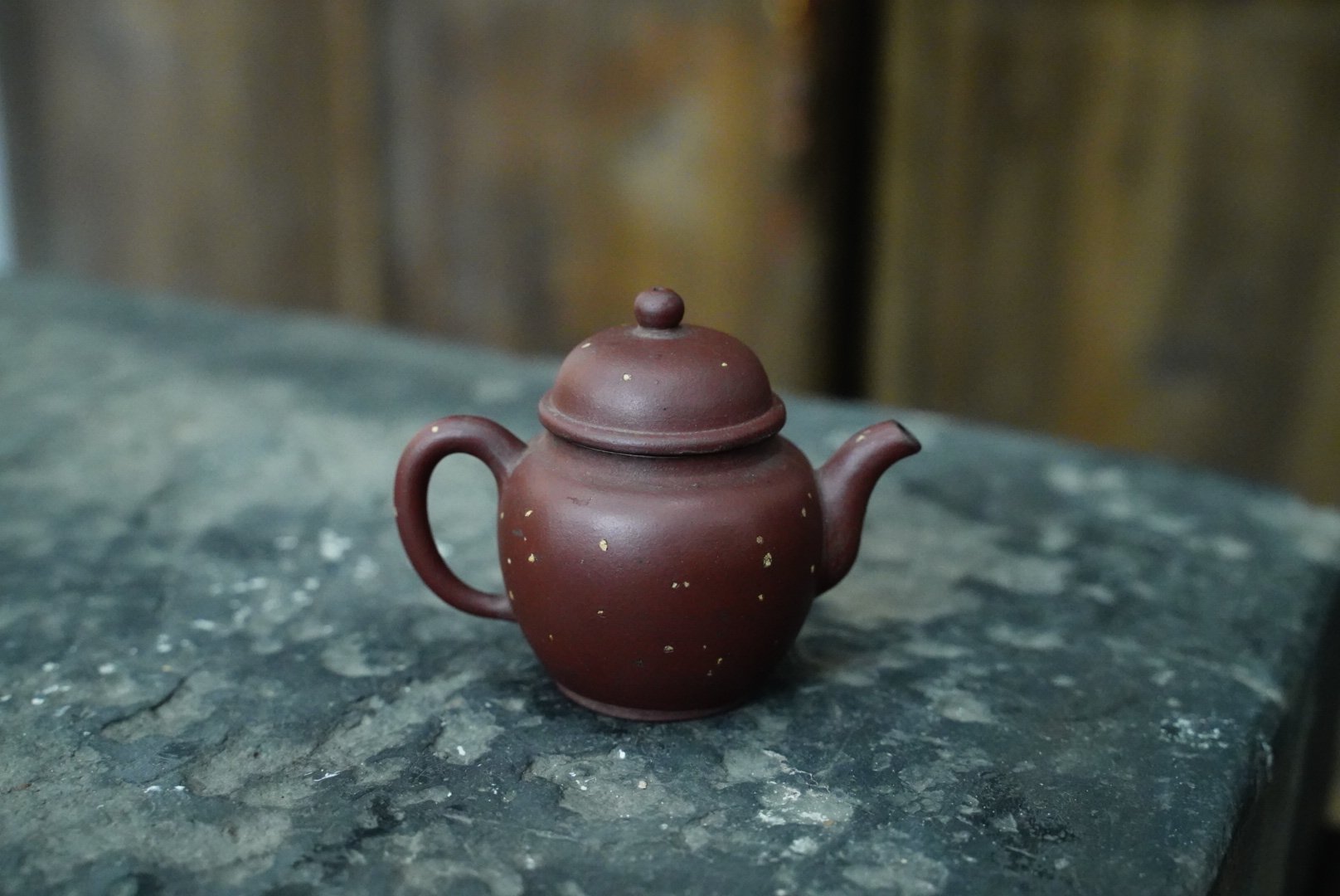 晚清日本回流紫砂 原矿铺砂老紫泥纯手工 高帽巨轮珠壶 葛明祥款