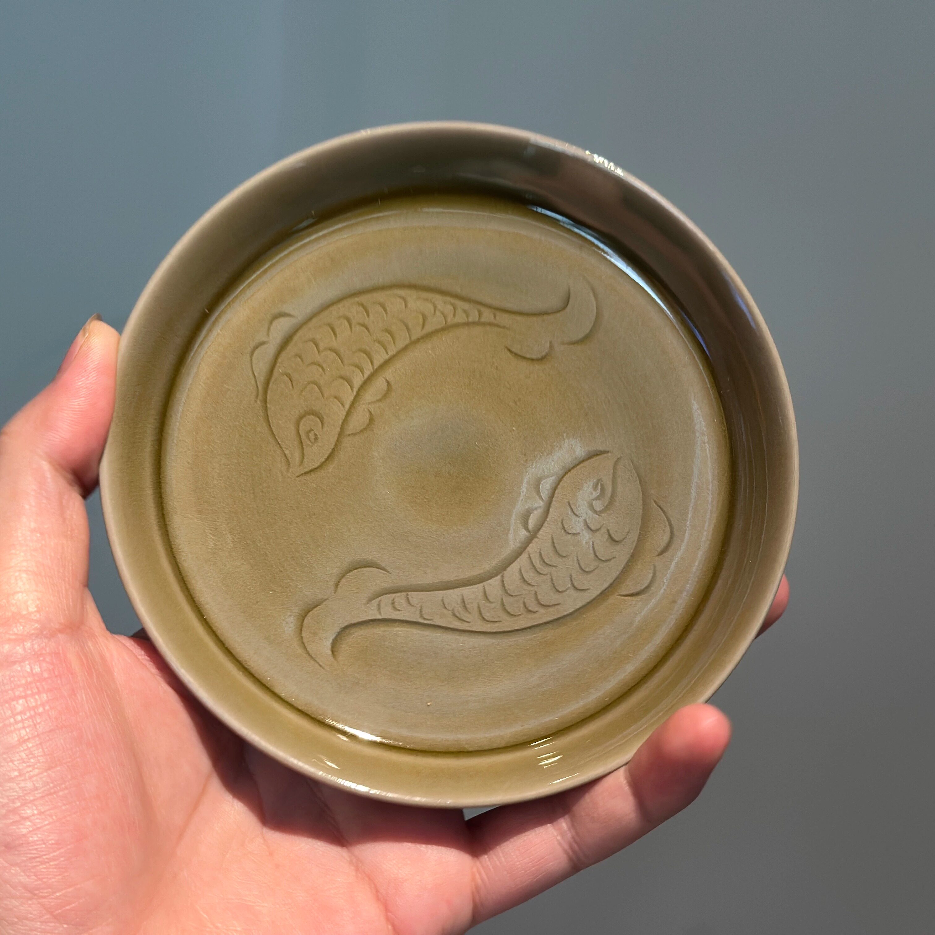 90年代龙泉老厂柴烧瓷器笔洗 龙泉窑刻绘双鱼纹 工夫茶青瓷小壶承