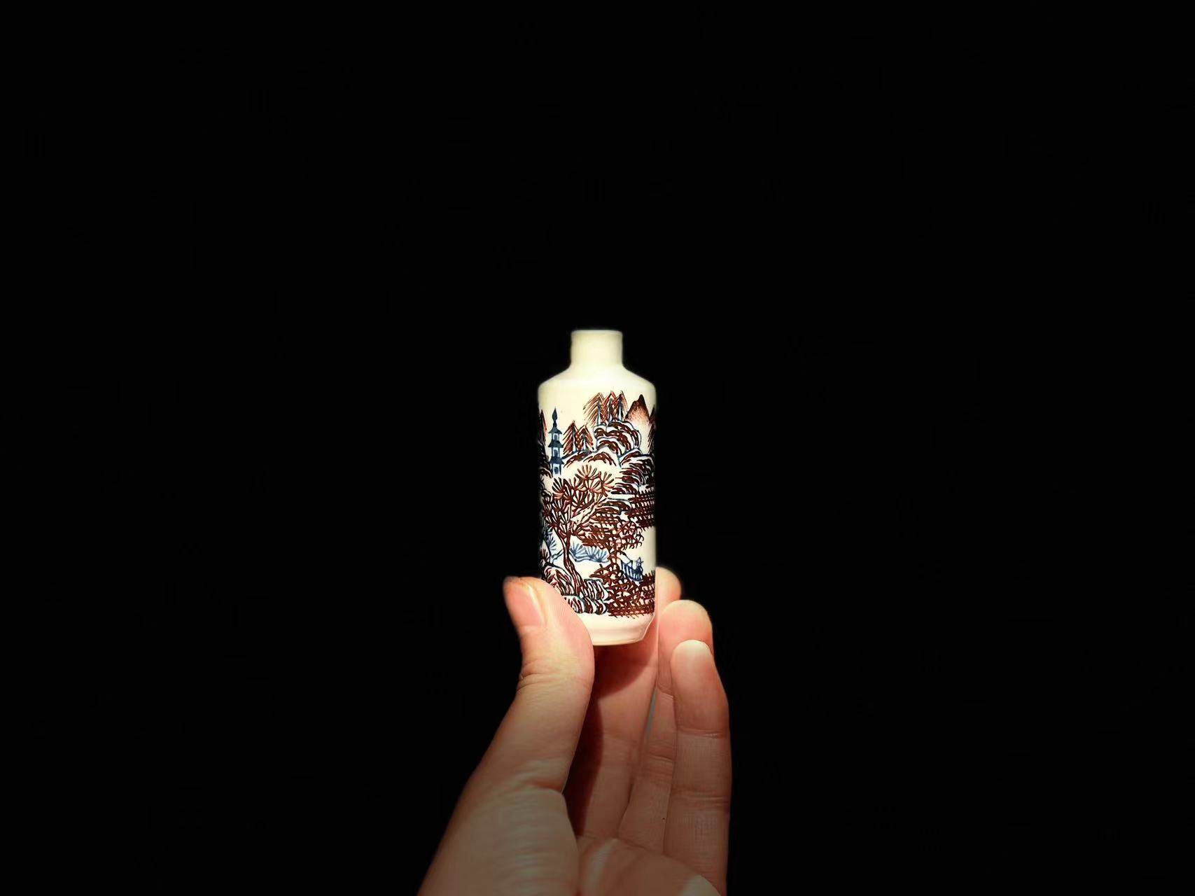 古器物民国青花瓷釉矾红彩小瓶 手绘山水鼻烟壶 手把件赏瓶玉字款