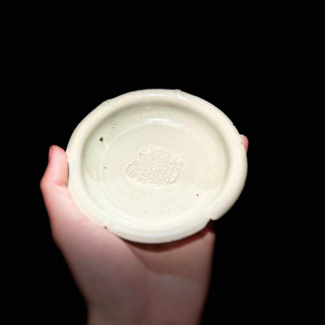 清代老瓷器文房笔洗 暗刻牵牛花龙泉窑青瓷葵口小碟 工夫茶壶承托