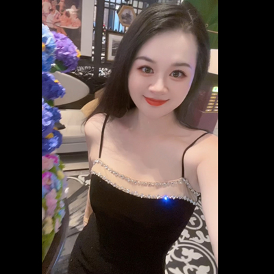 魅鹊2025秋冬新款法式复古小众设计感轻奢钉钻黑金丝绒吊带连衣裙