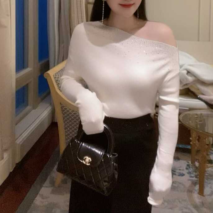 魅鹊定制 秋冬新款气质斜肩设计感烫钻针织上衣小衫