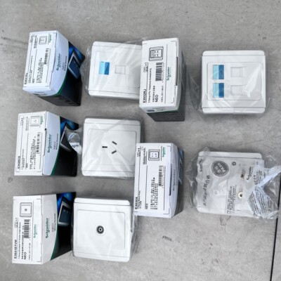 施耐德插座E3030X/E3032RJ/E3426CS/E3031STVM 白+白