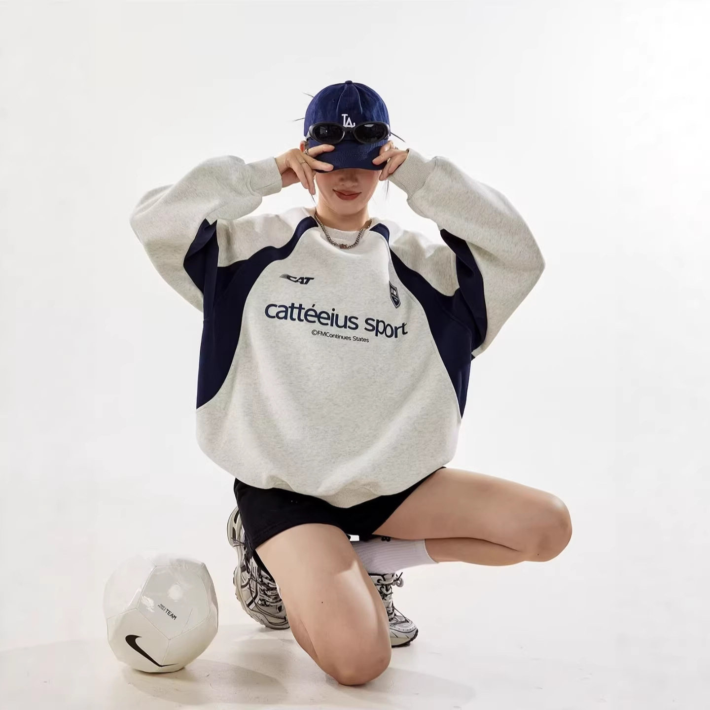 美式重磅复古圆领个性设计卫衣女