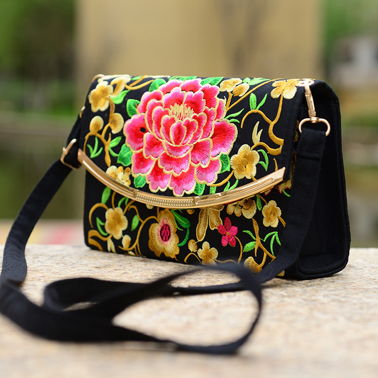 云南民族風刺繡女包斜挎單肩包定型包女士枕頭包小背包中國繡花