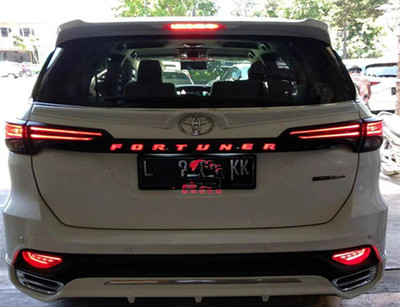 适用于12-20年fortuner 奔跑者穿越者改装尾门后饰条带流光贯穿灯