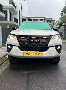 适用16-25年FORTUNER穿越者前脸改装碳纤纹GR标中网带灯车头装饰