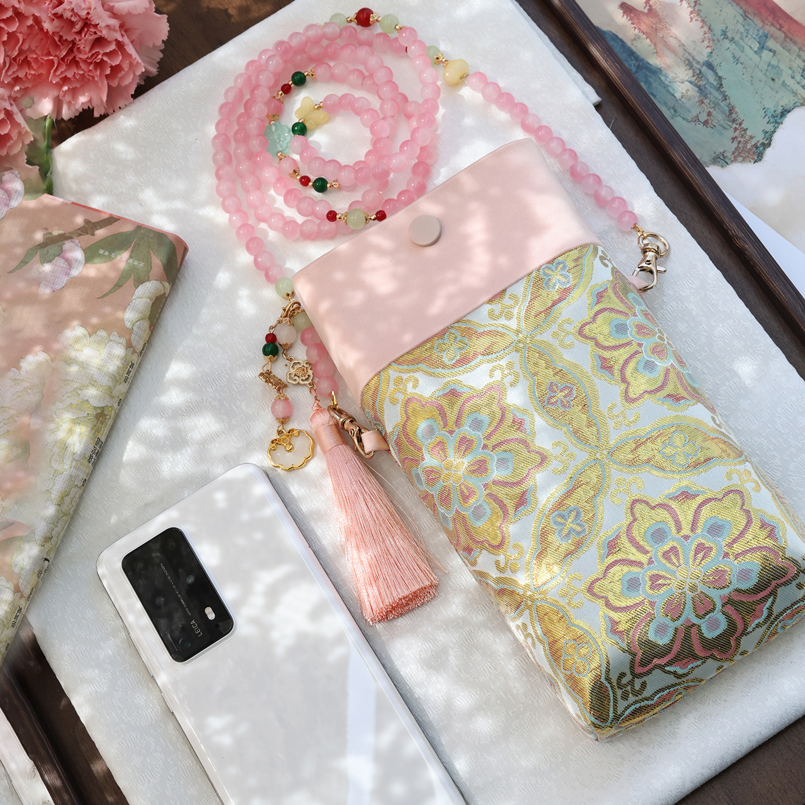 粉色鎏金宝相花新中式珠链手机包