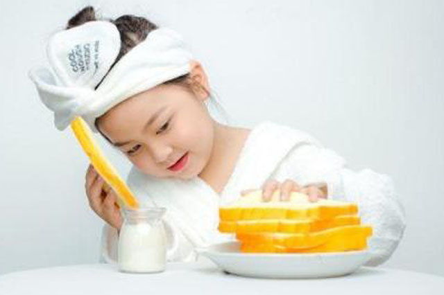 新款婚纱儿童写真摄影拍照道具模型仿真面包片吐司摆件西式道具