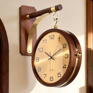 复古转角双面挂钟客厅家用2026新款轻奢高级感中古实木时钟表挂墙