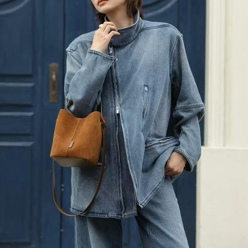 百豆新款软牛皮复古水桶包