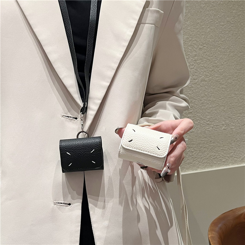 潮牌马吉拉小众翻盖黑色皮质挂绳耳机套适用Airpods pro3保护壳高级感苹果2/1蓝牙无线盒耳机包pro/4代男女款,3C数码配件,耳机保护套,淘宝优惠券,粉丝福利购,淘宝优惠卷