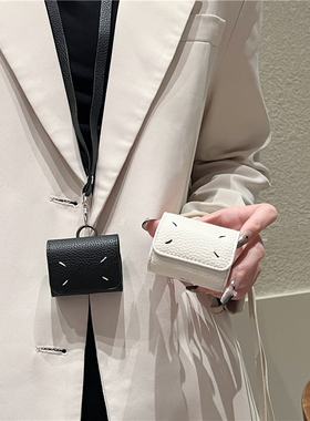 潮牌马吉拉小众翻盖黑色皮质挂绳耳机套适用Airpods pro3保护壳高级感苹果2/1蓝牙无线盒耳机包pro/4代男女款