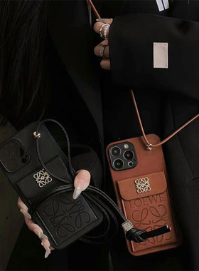 高级奢华潮牌LOEW适用iPhone14promax手机壳12/11轻奢高档17皮质印花苹果15一体插卡包16小众13斜挎背带女款