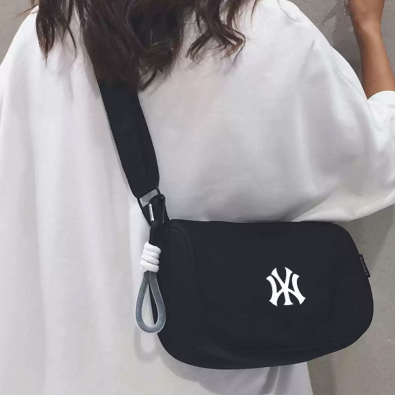 奥莱联名潮牌大容量饺子斜挎包女小众学生新款百搭休闲风单肩包