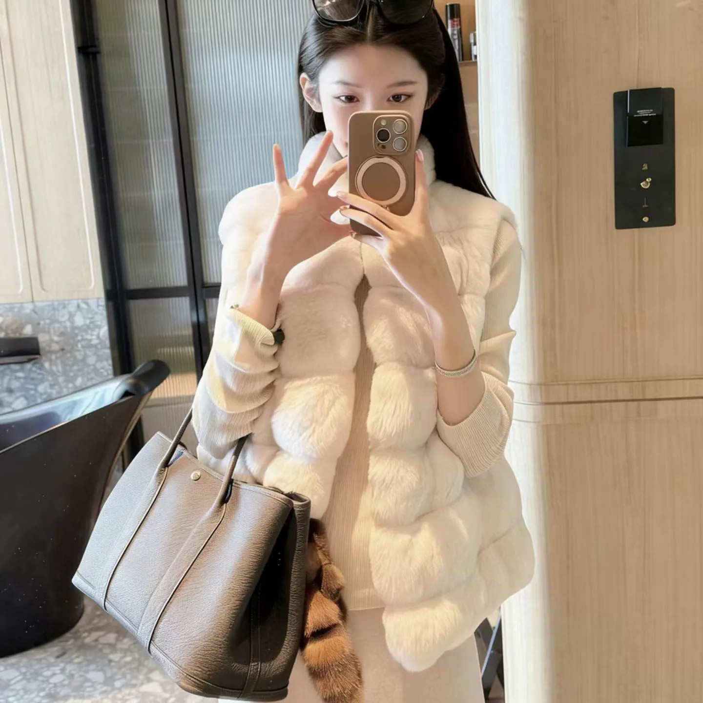 白色兔毛短款立领皮草马甲女款图片