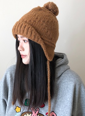 ins可爱毛球飞行帽子女秋冬韩版复古保暖护耳系带文艺卷边针织帽