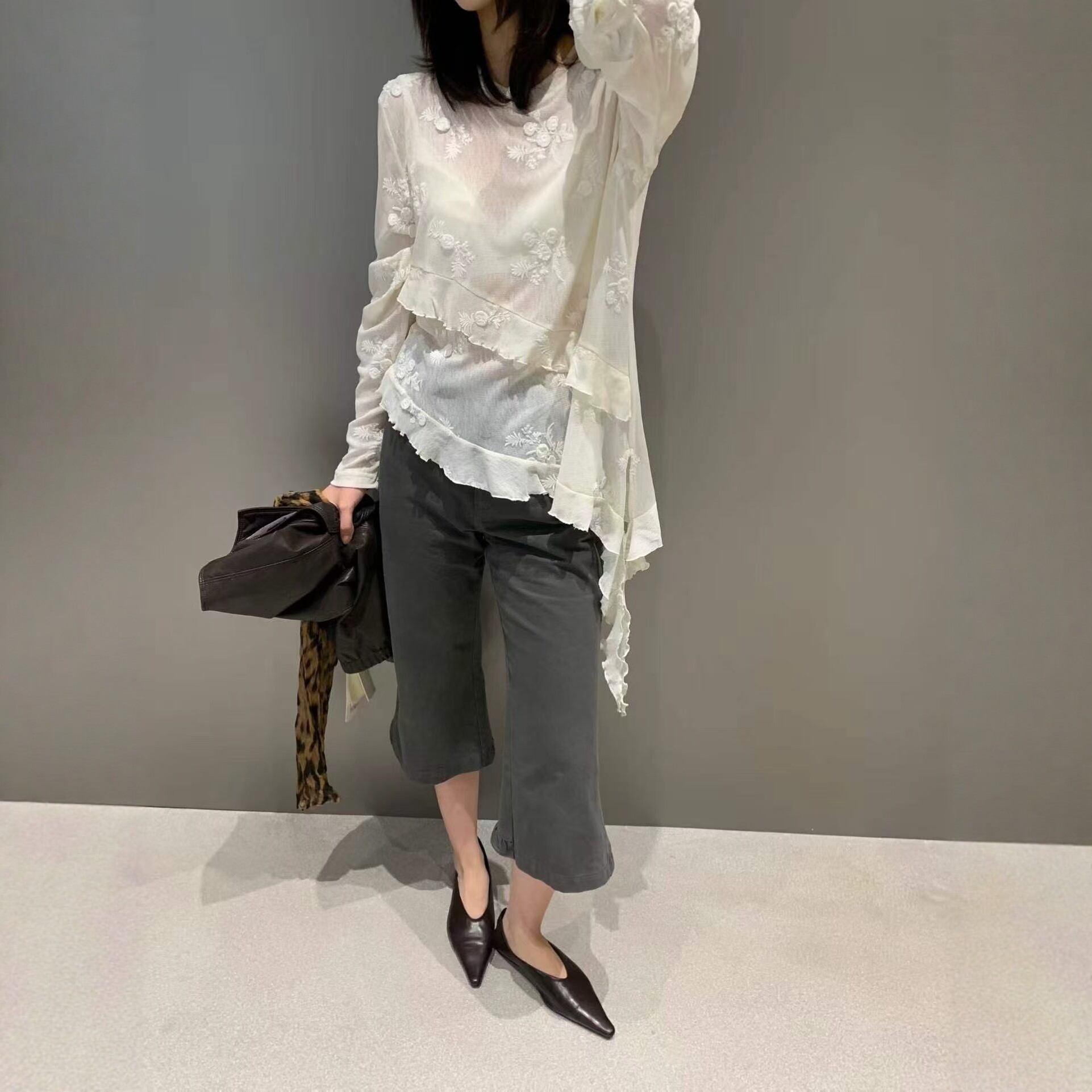 花卉刺绣白色长袖t恤女2026秋潮