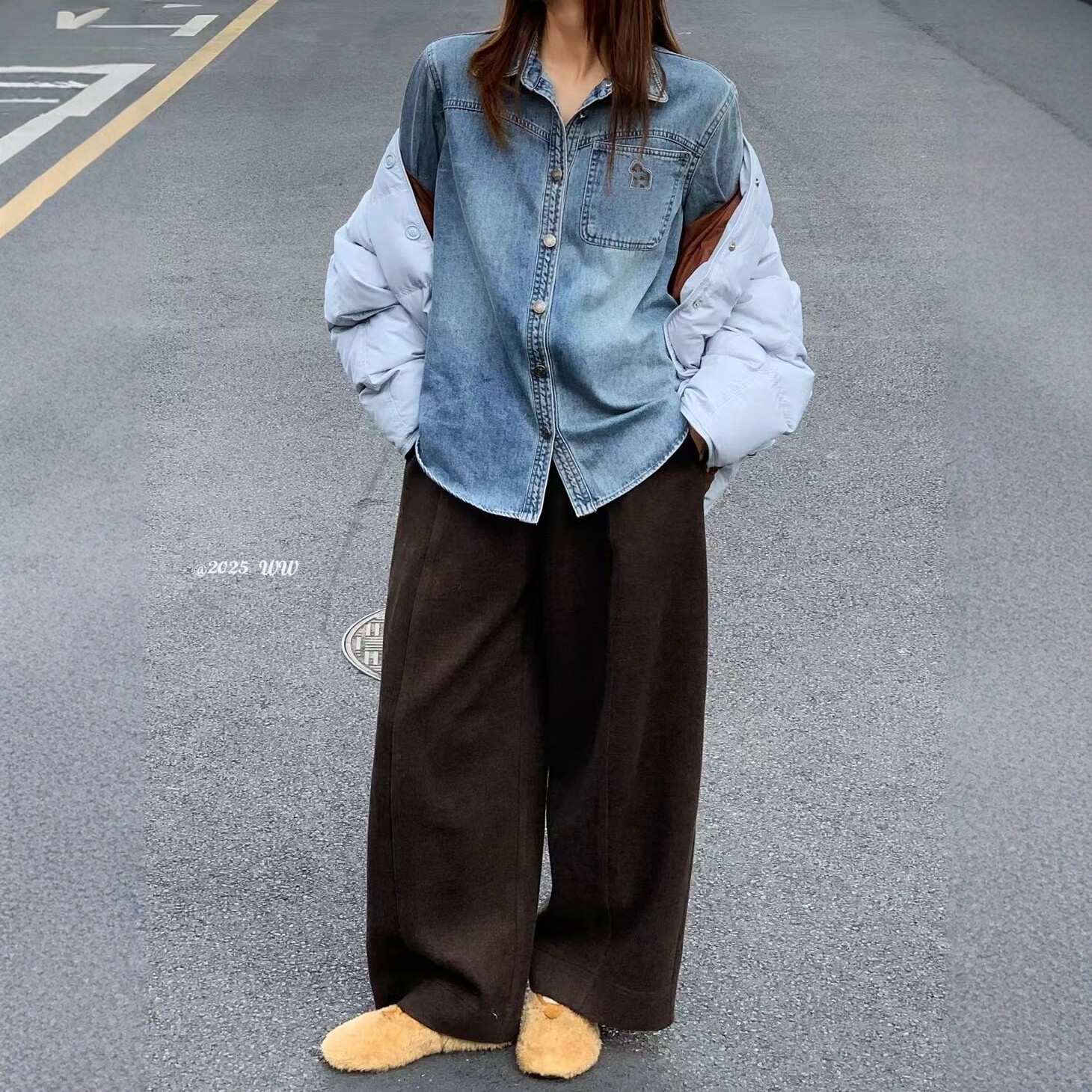 翻领洗水磨白刺绣长袖牛仔衬衫女