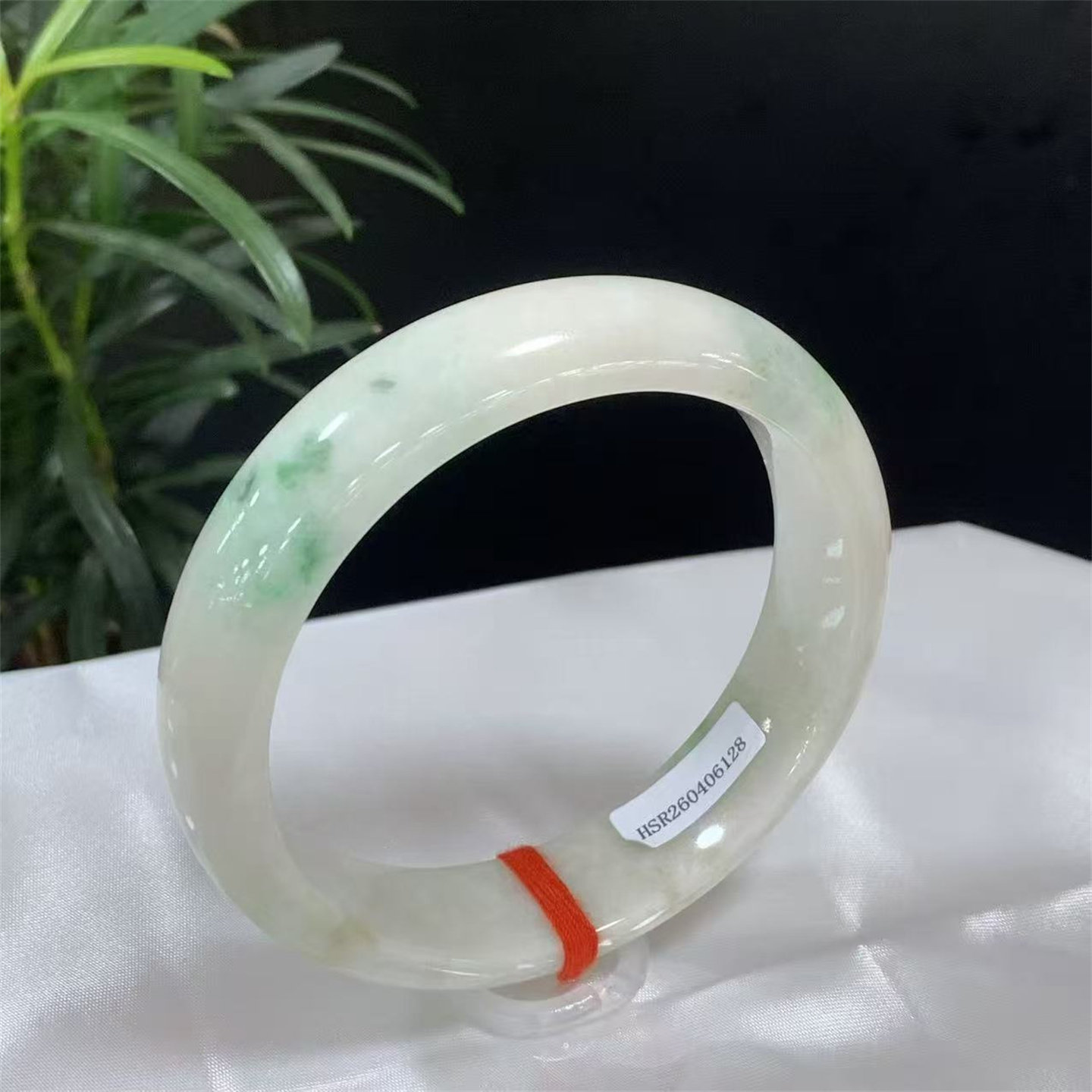 61.8圈口天然A货翡翠飘花大圈口手镯 正品有证书