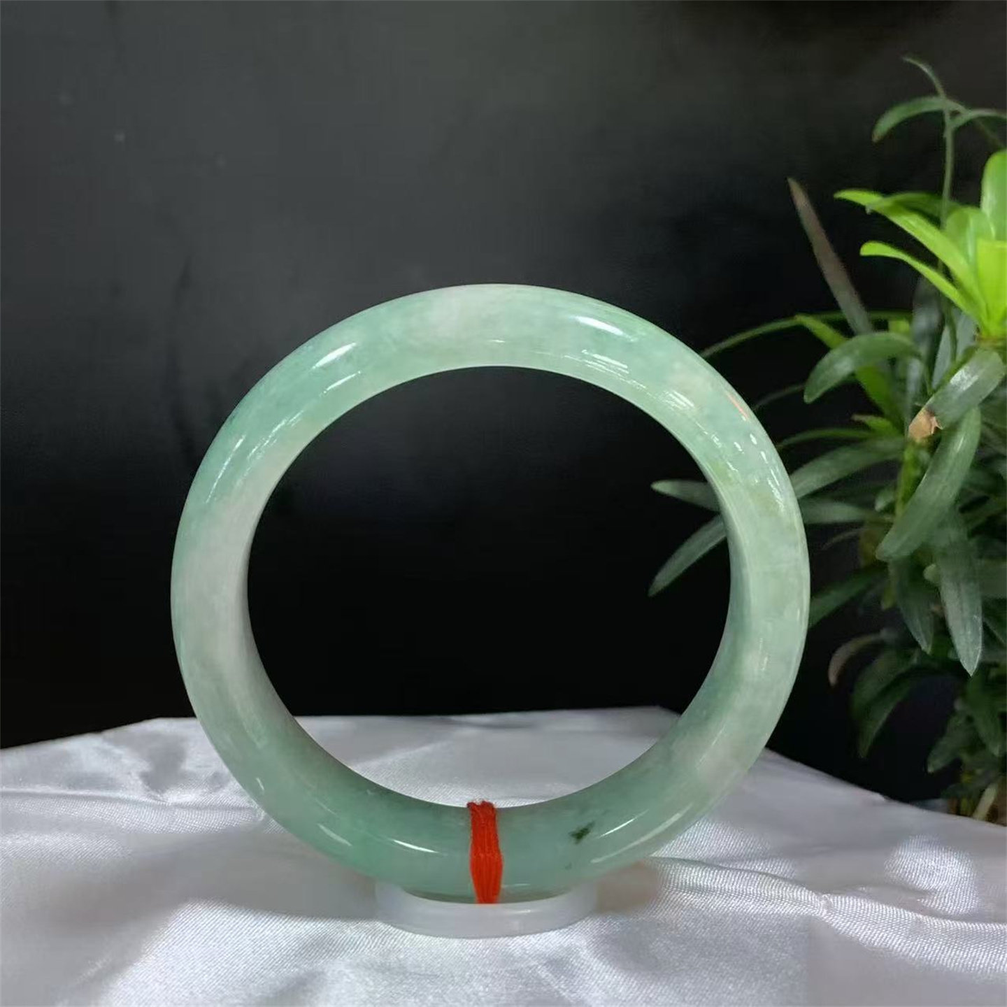 58圈口天然A货翡翠飘绿花手镯  有证书