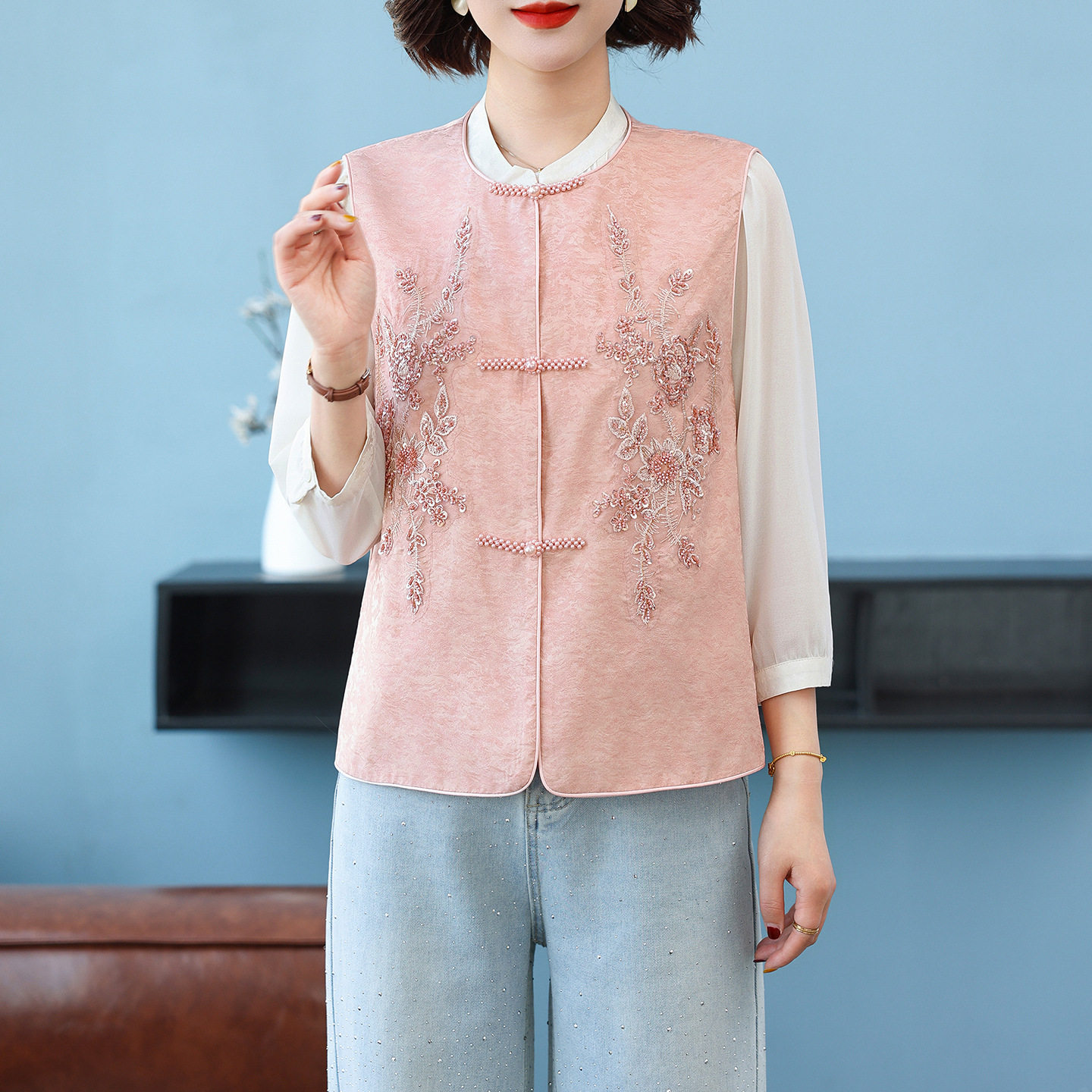 新中式国风马甲短款2026春夏季重工刺绣中老年女改良唐装坎肩上衣