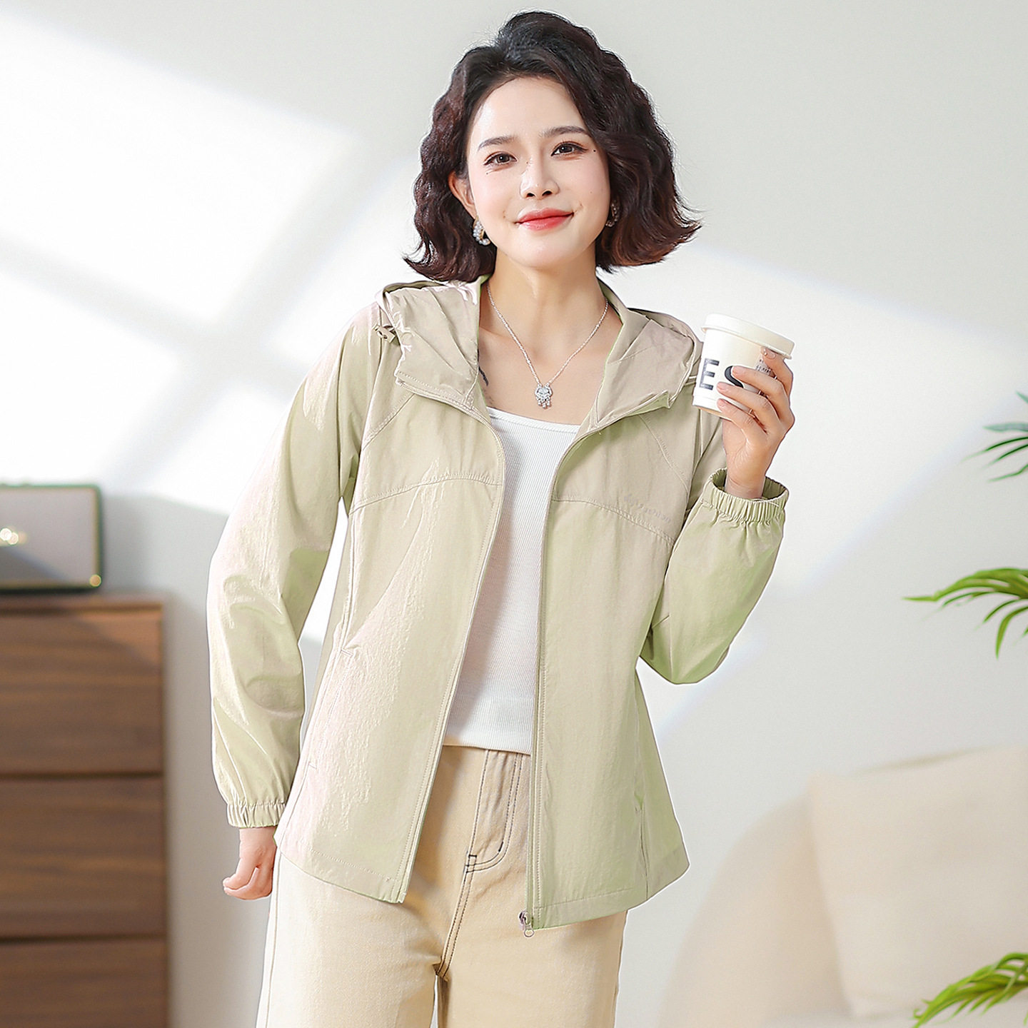 短款连帽外套女2026春秋新款时尚凉爽防晒衣风衣外穿休闲夹克上衣