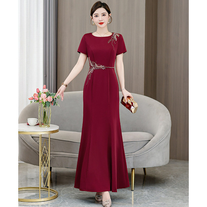 中国风优雅婚宴装礼服裙2024夏季新款妈妈装重工钉珠酒红色连衣裙