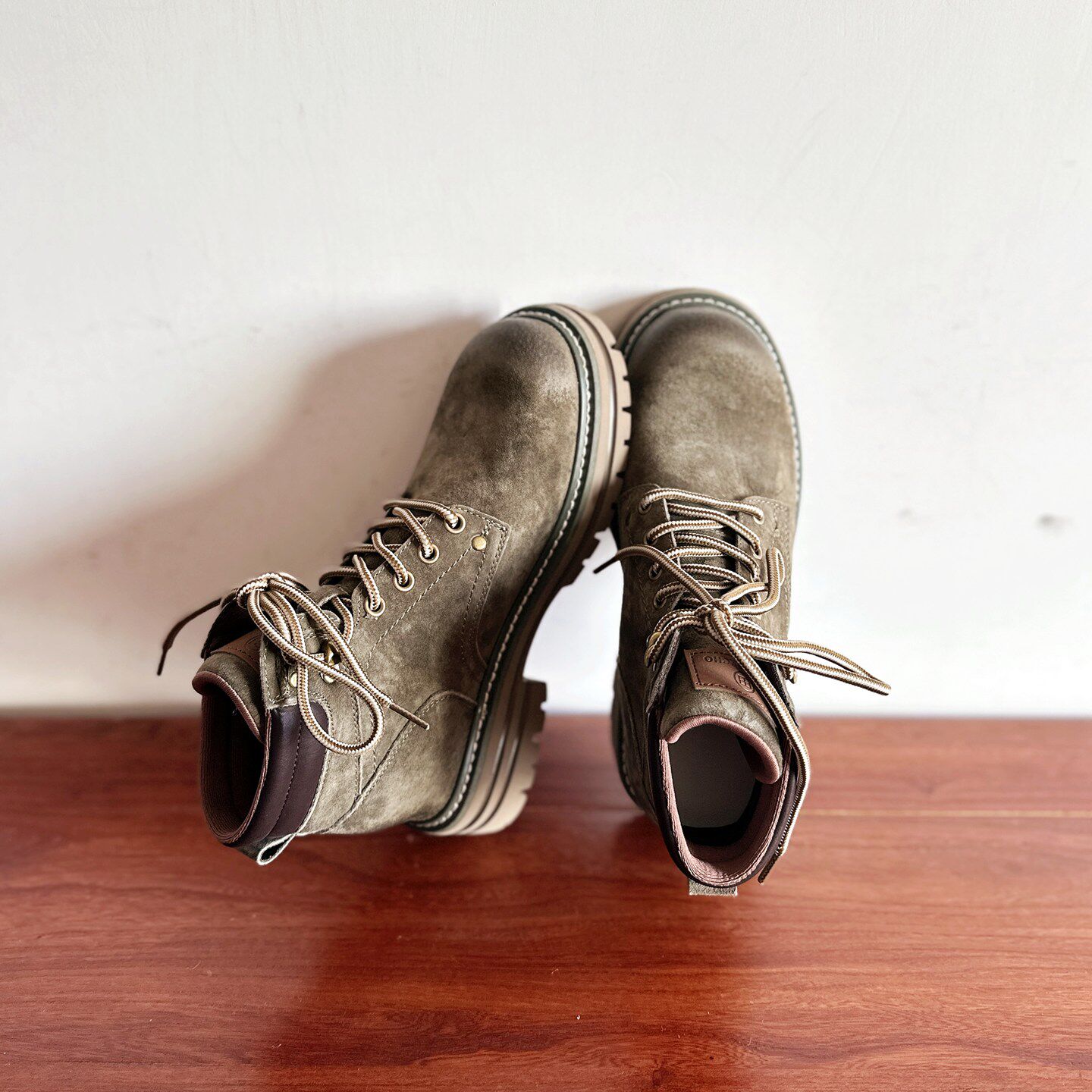 【烁掌柜】2025秋冬新品复古工装马丁靴个性猪皮中跟系带帅气短靴