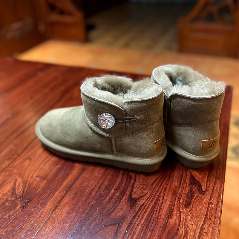 经典款低跟舒适羊皮毛一体雪地靴