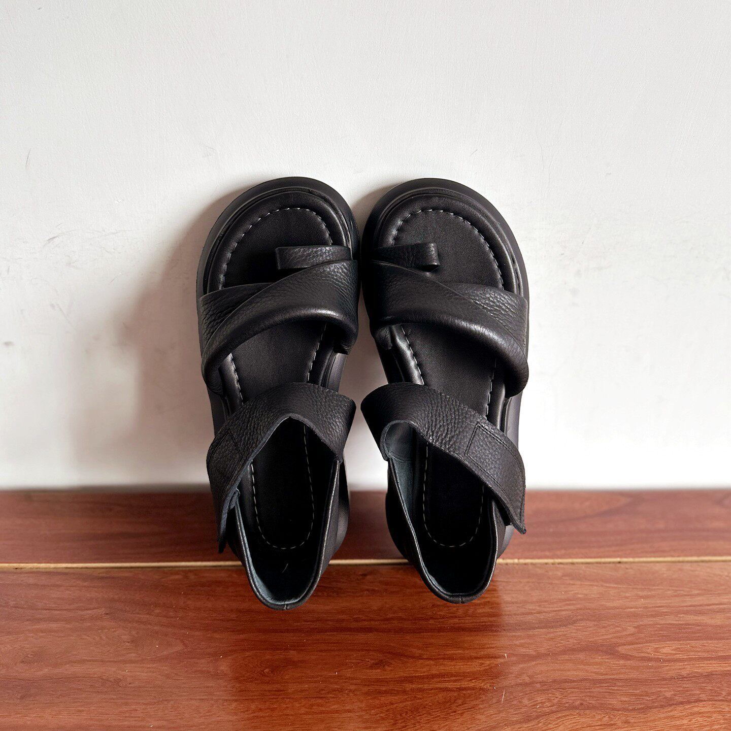 【烁掌柜】2026夏新品复古手工真皮女鞋头层牛皮厚底套趾罗马凉鞋