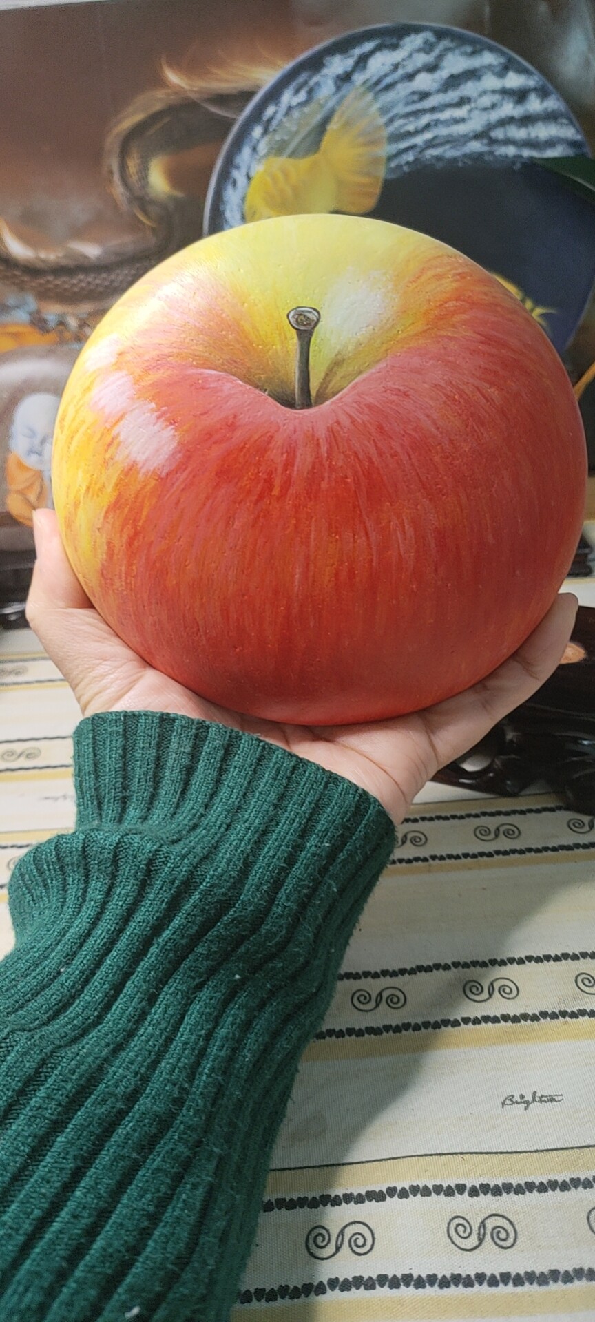 手绘石头画  随型大苹果   居家摆件  礼物 平安喜乐带底座13厘米