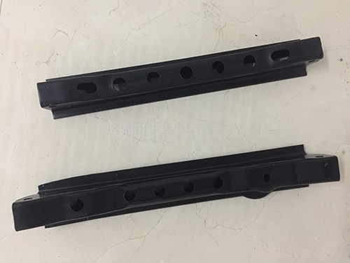 b40  bj40L  北京汽车b40  北汽b40纵梁  下横梁  第一个  第2个