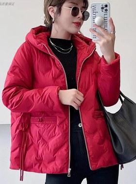 欧路艾米Y88315冬女90羽绒服厚红婚庆盘扣O型压花短小个宽松连帽