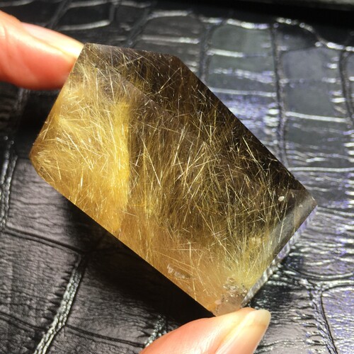 天然金发晶钛晶原石打磨随形