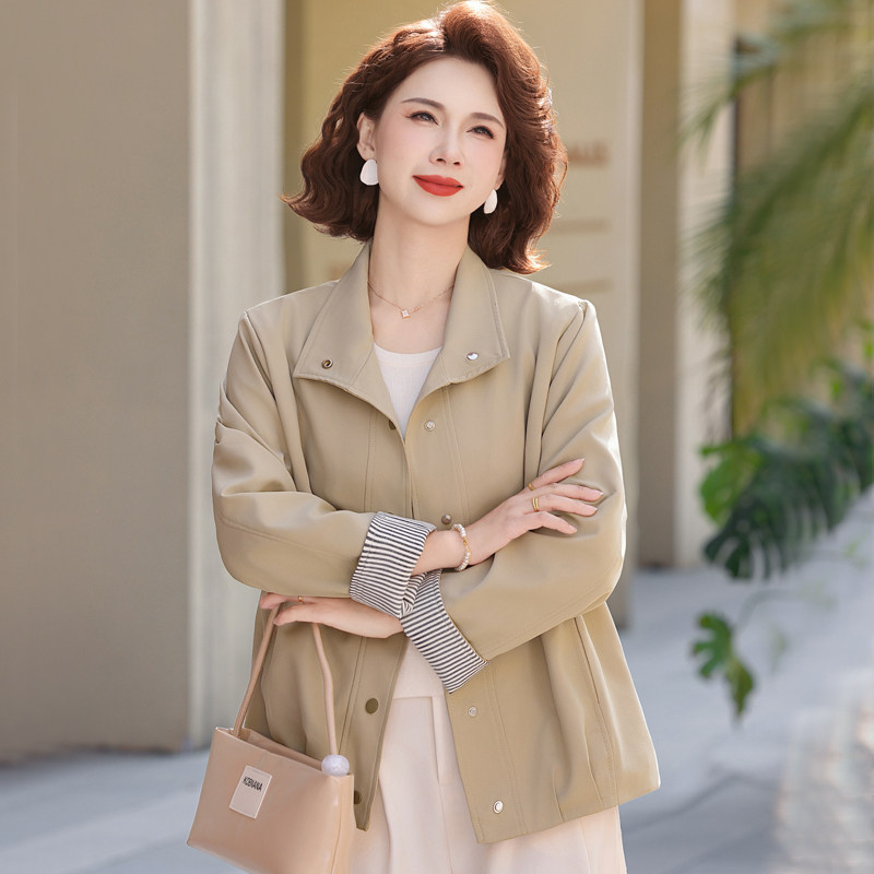中年妈妈春装巨好看风衣夹克上衣2026新款中老年妇女休闲薄款外套