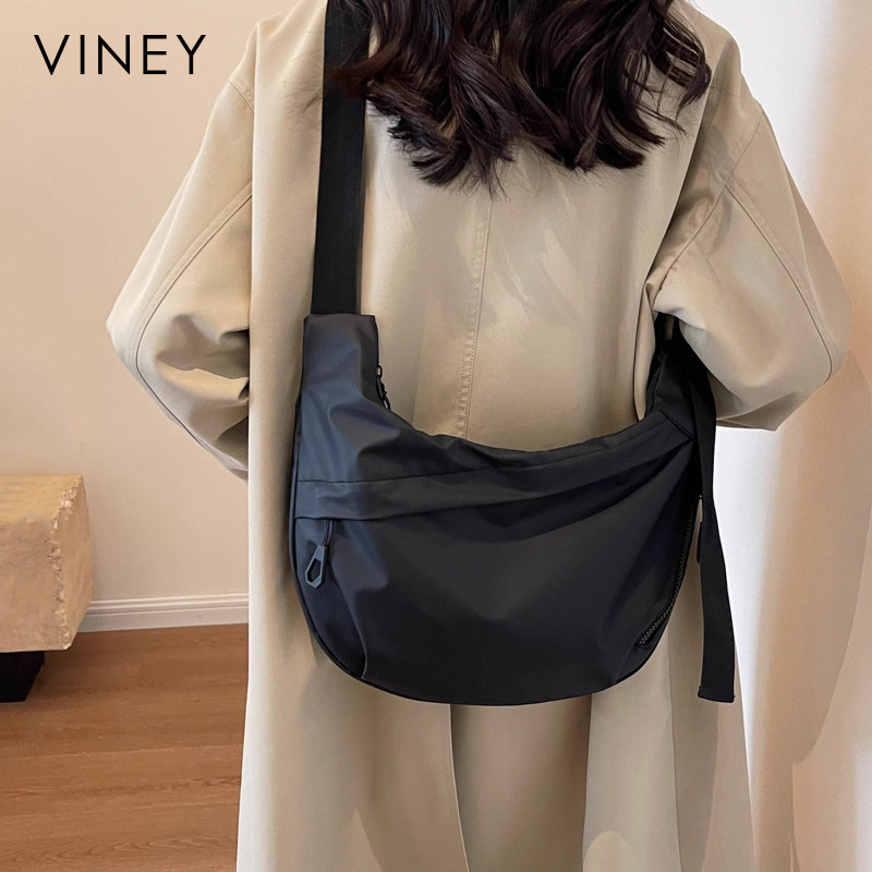 Viney包包2026新款女包夏季斜挎包大容量通勤托特包牛津布饺子包
