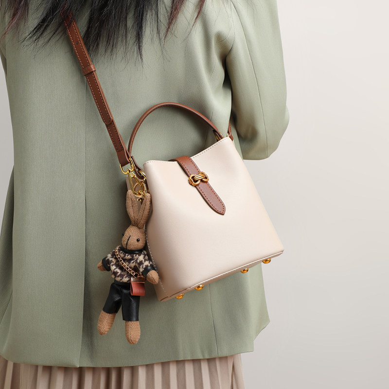 昆仑奴老人头欧米官方旗舰店女包斜挎水桶包真皮夏季高级感手提包