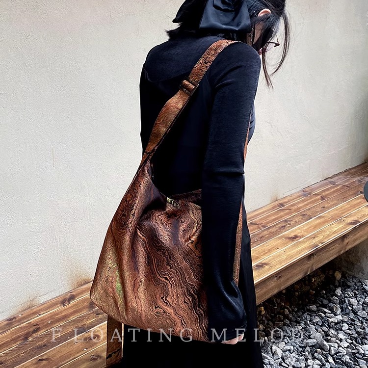 秋冬复古国风金咖色大斜挎单肩包