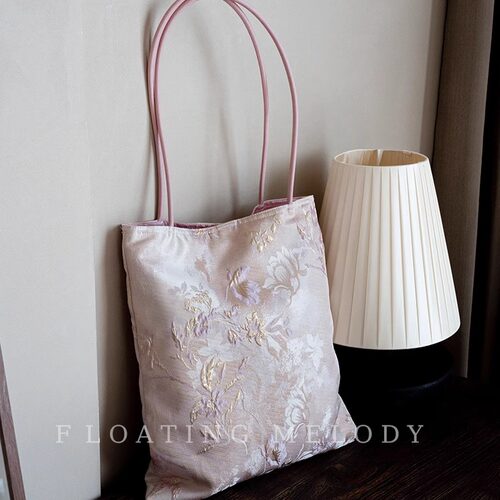 淡雅粉色织金浮雕花朵大单肩包