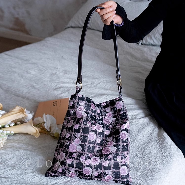 秋冬黑粉色蔷薇花朵腋下包